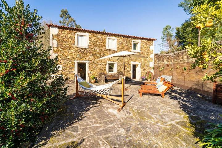 Lodge para 4 pessoas, com jardim e piscina e ainda vista, adaptado a crianças no Norte