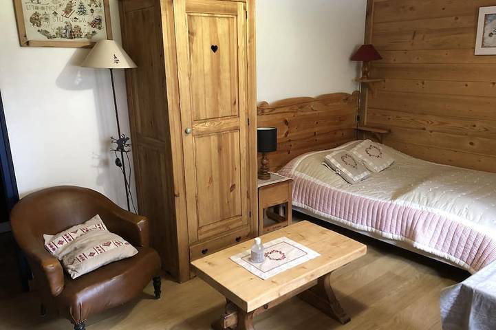 Appartamento intero, Square-meter studio on the garden level, 2 km from the city center in Chamonix-Mont-Blanc, Massiccio del Monte Bianco