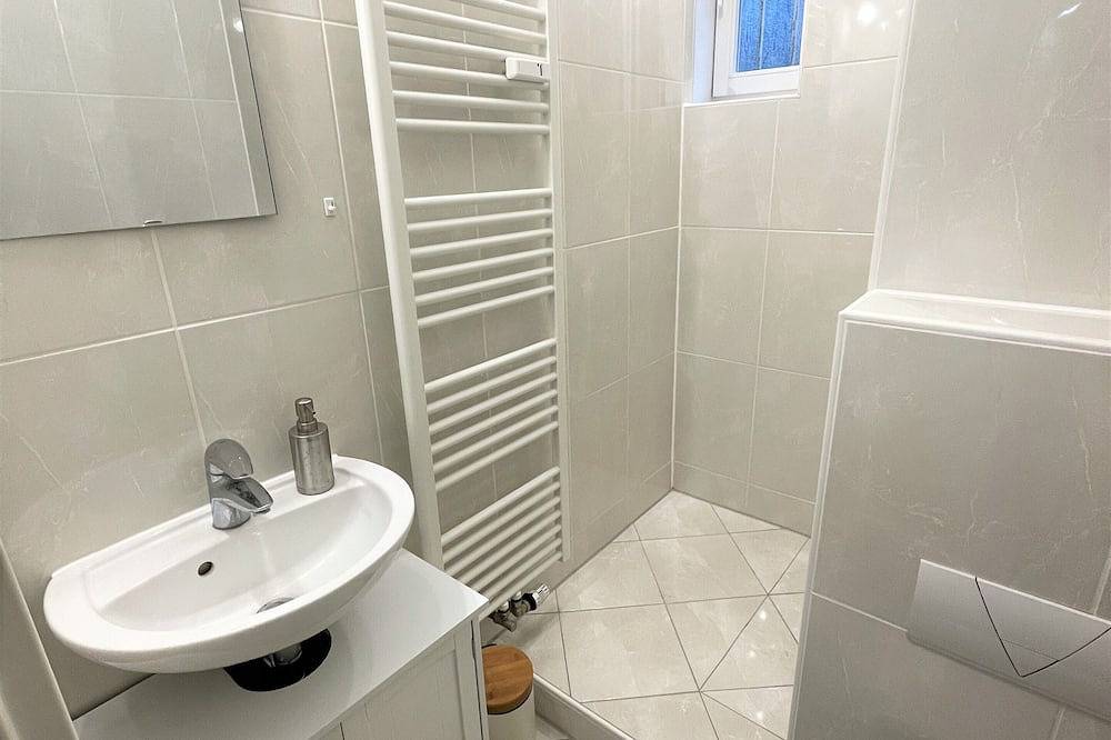 Entire apartment, ☆ Historic gatehouse apartment | kitchen | 75m2 in Wiesbaden, Rheingau