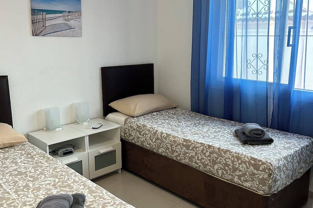 3 bed, 2 bath villa, large private heated pool, 10 mins walk from beach etc in Los Narejos, Los Alcázares