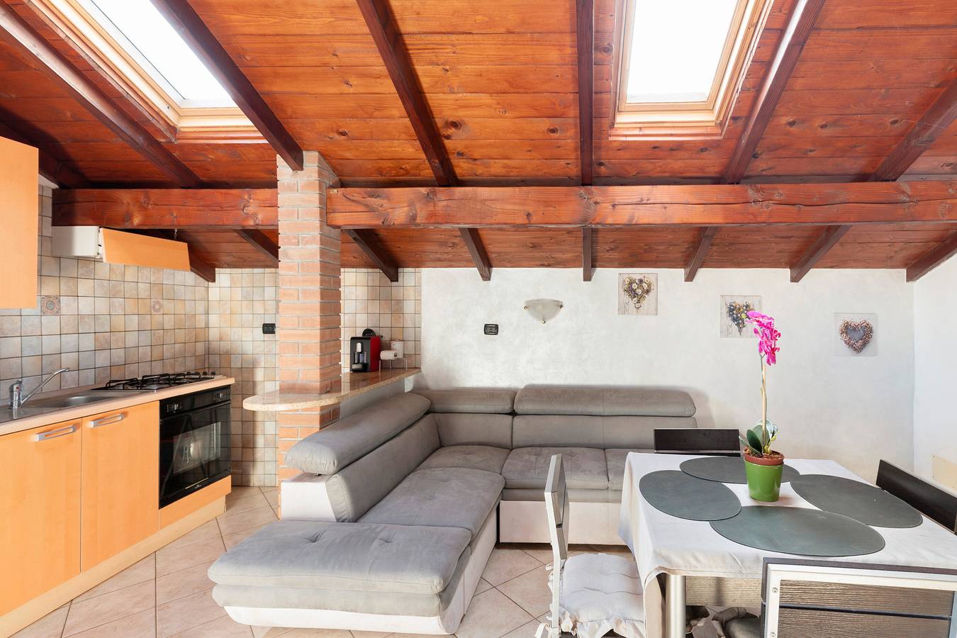 Ganze Wohnung, Apartment 'La Quiete Nel Bosco' mit Meerblick, privatem Garten und Wlan in Cipressa, Riviera di Ponente