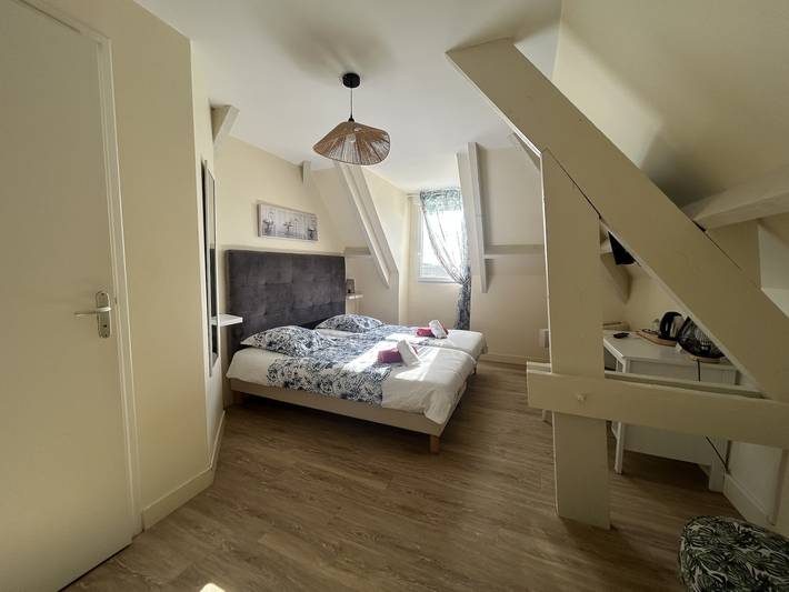 Room 'Bayeux' with Shared Garden and Wi-Fi in Saint-Côme-de-Fresné, Bayeux region