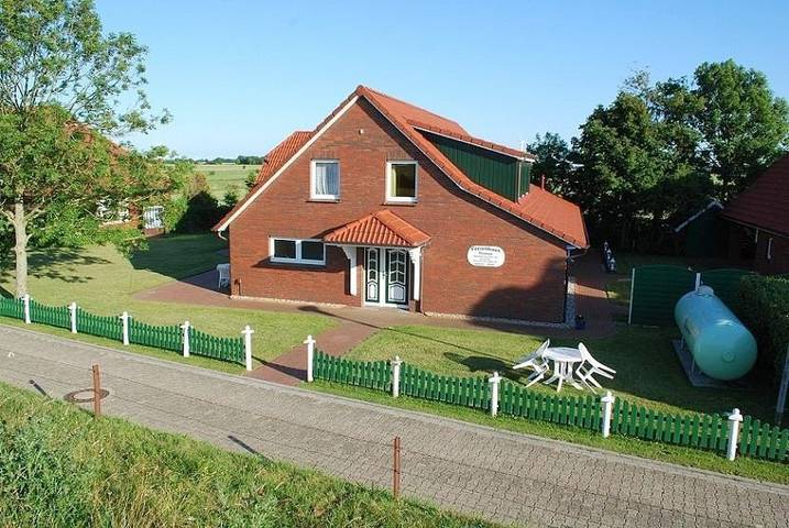Ferienwohnung für 3 Personen, mit Terrasse und Garten in Neßmersiel