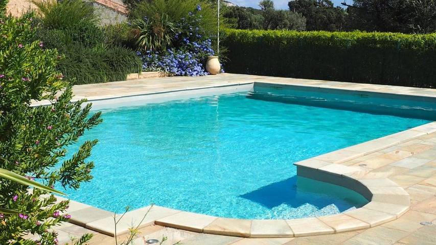 Location de vacances pour 6 personnes, avec Balcon et Terrasse ainsi que Jardin et Piscine à Rogliano