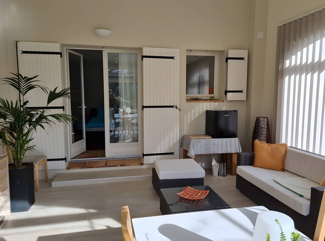 Bed and Breakfast 'Chambre D'hôtes - Les Hirondelles' with Shared Pool, Wi-Fi and Air Conditioning in Mirabel-aux-Baronnies, Nyons region