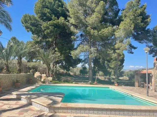 Casa de vacaciones para 10 personas, con terraza además de jardín y piscina - 1