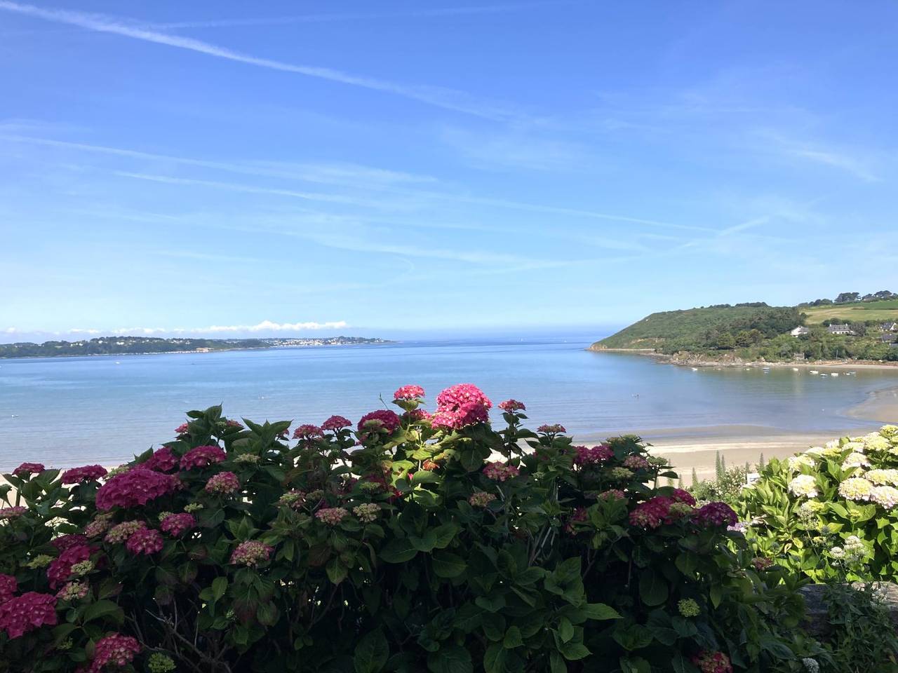 Kant Ar Mor, ou chant de la mer est située face à la baie. in Saint-Michel-en-Grève, Ceinture Dorée