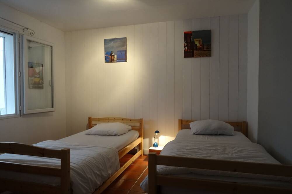 Peaceful haven with swimming pool near the port and beach in Audenge, Arcachon region
