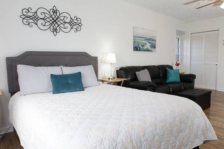 Vacation rental for 5 people, with yard and hot tub in Northern Virginia