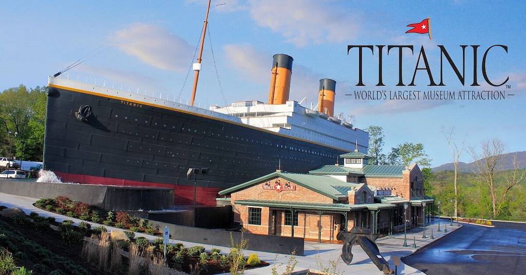 Upscale cabin w/ Mountain Views & fireworks viewing from Hot Tub, Free Passes in Gatlinburg, Sevier County