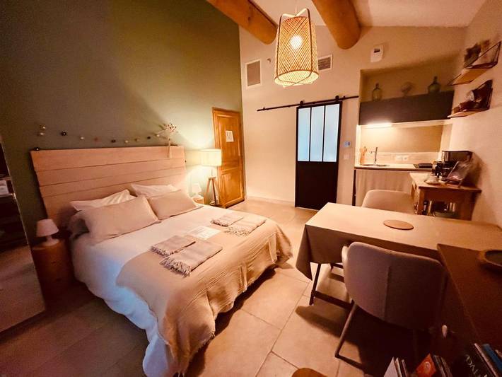 Gîte pour 2 personnes, avec jardin ainsi que vue et piscine à Saint-Étienne-du-Grès - 2