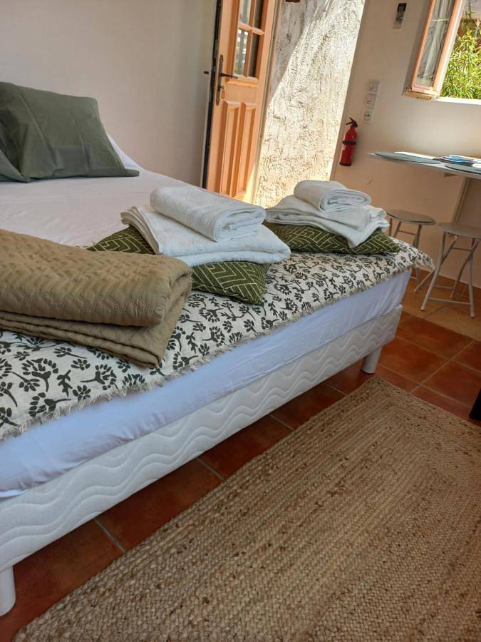 Gîte pour 2 personnes, avec piscine ainsi que vue et terrasse, animaux acceptés à Aspremont - 4