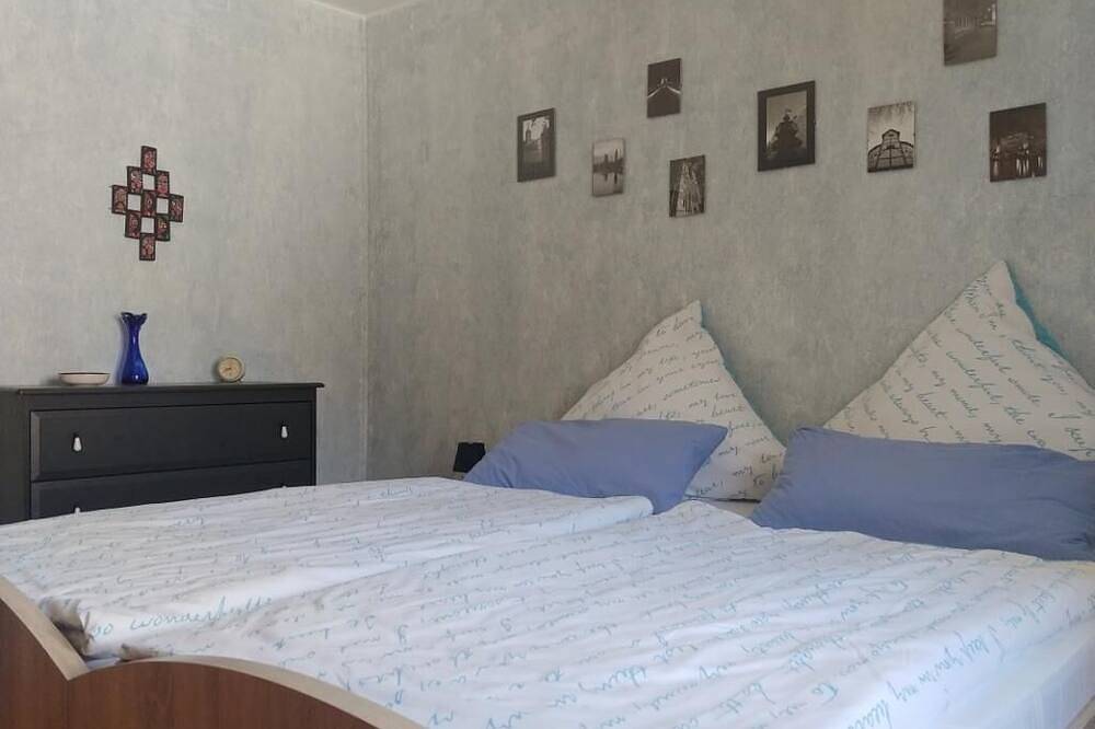 Ganze Wohnung, Geräumige Ferienwohnung in direkter Lage unter dem Schloss Mainberg in Schonungen, Franken