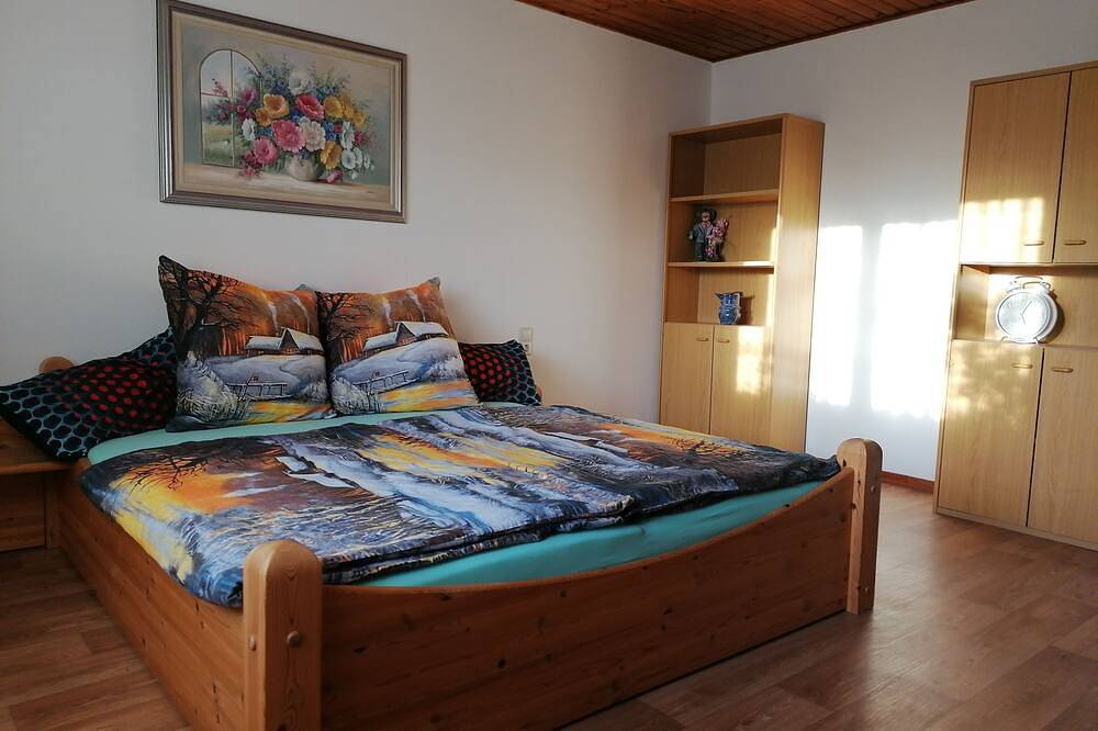 Ganze Wohnung, Neue 120 qm große Ferienwohnung + Terrasse,  nur 5 Minuten von 91541 Rothenburg in Gebsattel, Taubertal