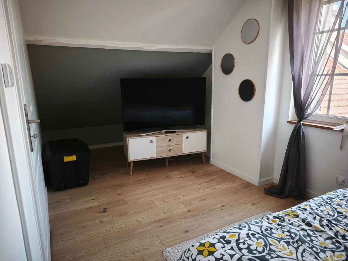 Appartement de vacances entier, Chambre privée climatisée avec jardin et parking in Saint-Yorre, Région de Vichy