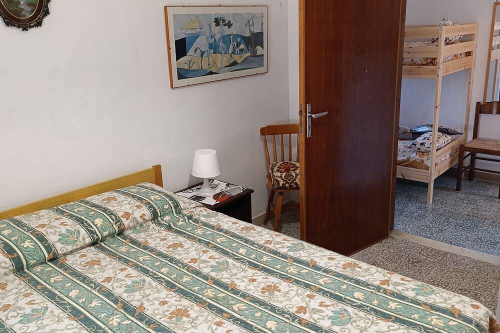 Entire apartment, Cozy House in Villa sleeps 9 2 bathrooms large veranda 3 doubles in Vico del Gargano, Gargano