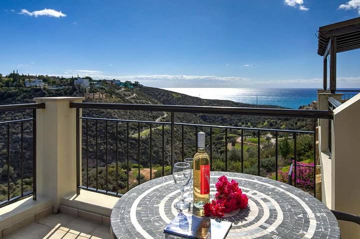 Holiday rental for 2 people, with pool and balcony in Aphrodite Hills