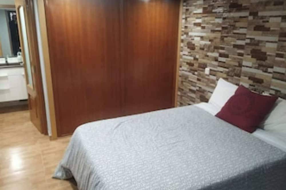 Entire apartment, Apt 3 Deluxe 3 Rooms in Barajas, Madrid