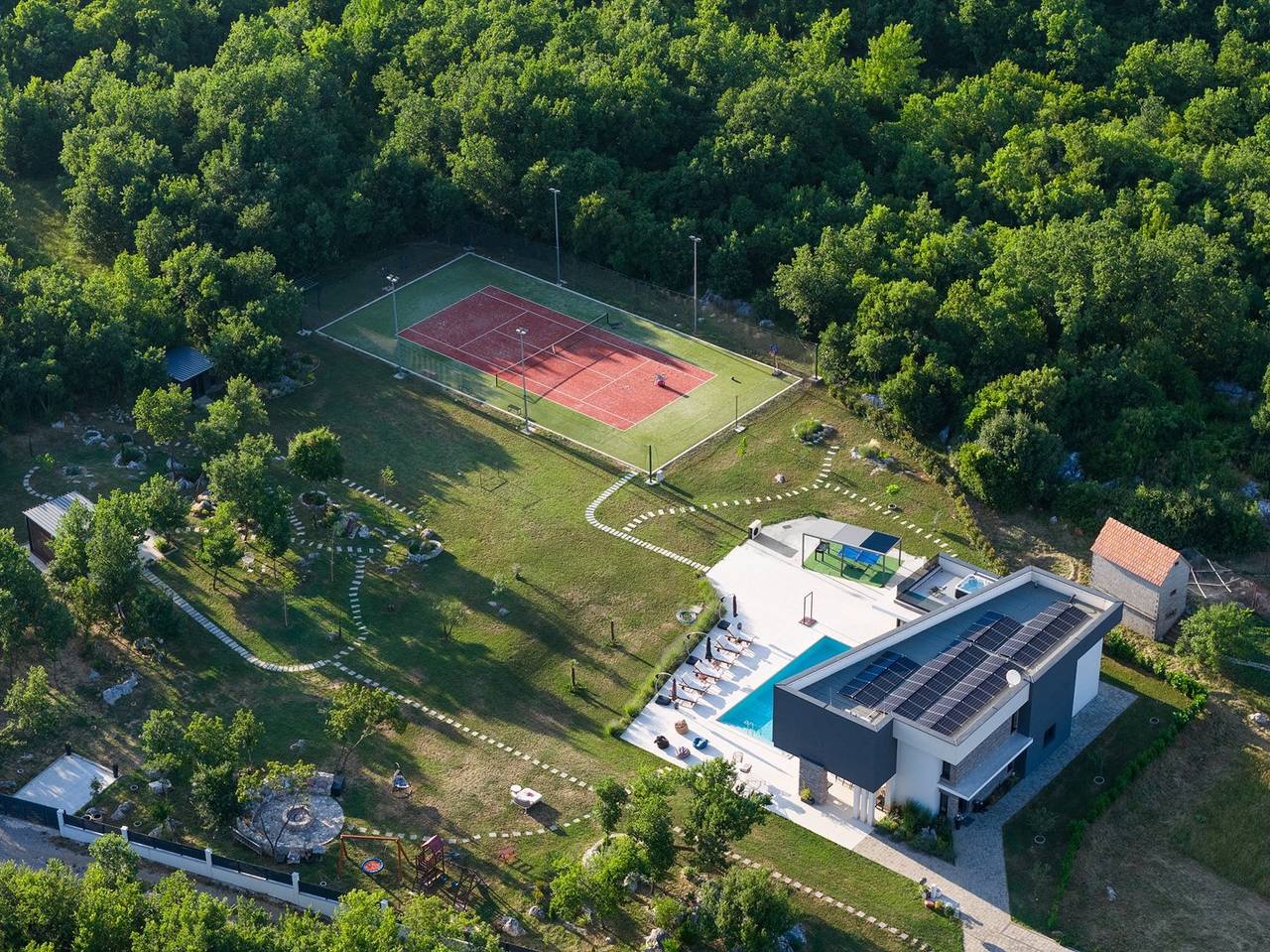 Villa Nella Foresta mit privatem 66 m2 großem beheiztem Pool, Whirlpool, Tennisplatz, Fitnessraum, Billard, 4 Schlafzimmern mit Bad in Sinj, Dalmatinisches Zagora