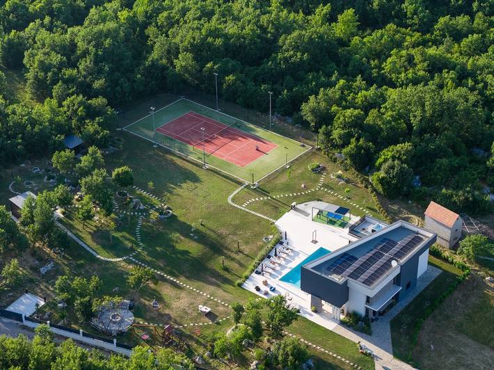 Villa Nella Foresta mit privatem 66 m2 großem beheiztem Pool, Whirlpool, Tennisplatz, Fitnessraum, Billard, 4 Schlafzimmern mit Bad in Sinj, Dalmatinisches Zagora