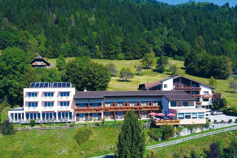 Doppelzimmer, Dusche/Wc z. T. getrennt im Zimmer - Hotel Ossiacher See**** in Steindorf am Ossiacher See, Oberkärnten