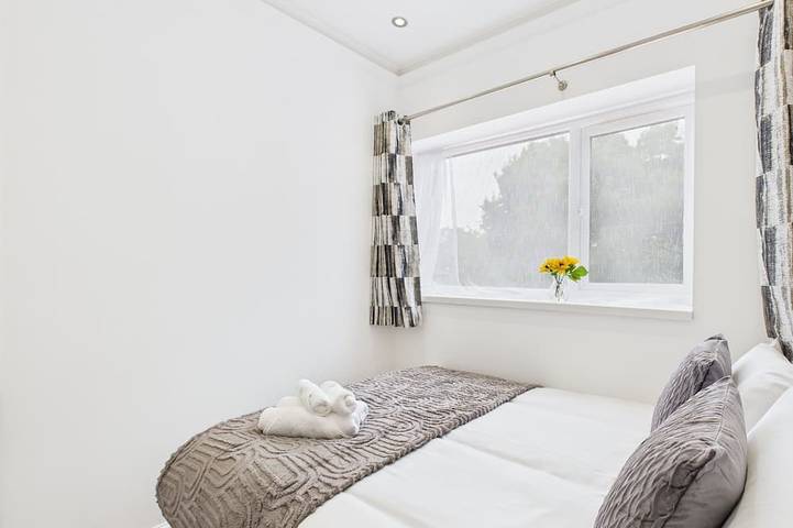 Modern 4 Bedroom Spacious House with Garden and Free Parking in Croydon, London