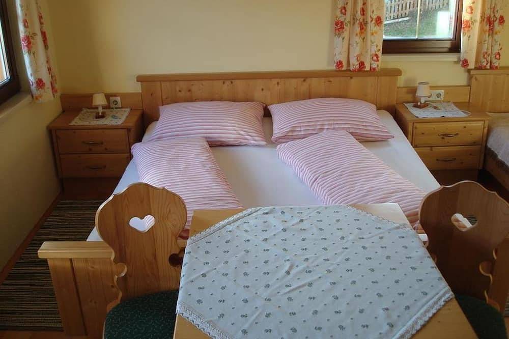 Dreibettzimmer mit Dusche, Wc - Edlingerhof in Schladming, Schladming-Dachstein