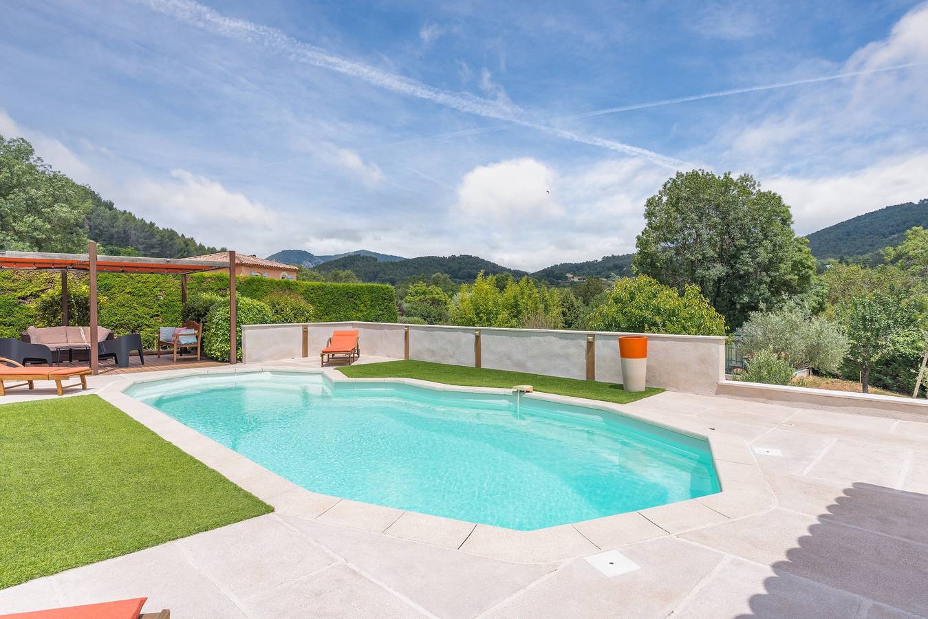 Entire apartment, Apartment 'Lobéal' with Shared Pool, Wi-Fi and Air Conditioning in Auriol, Mediterranean Coast (France)