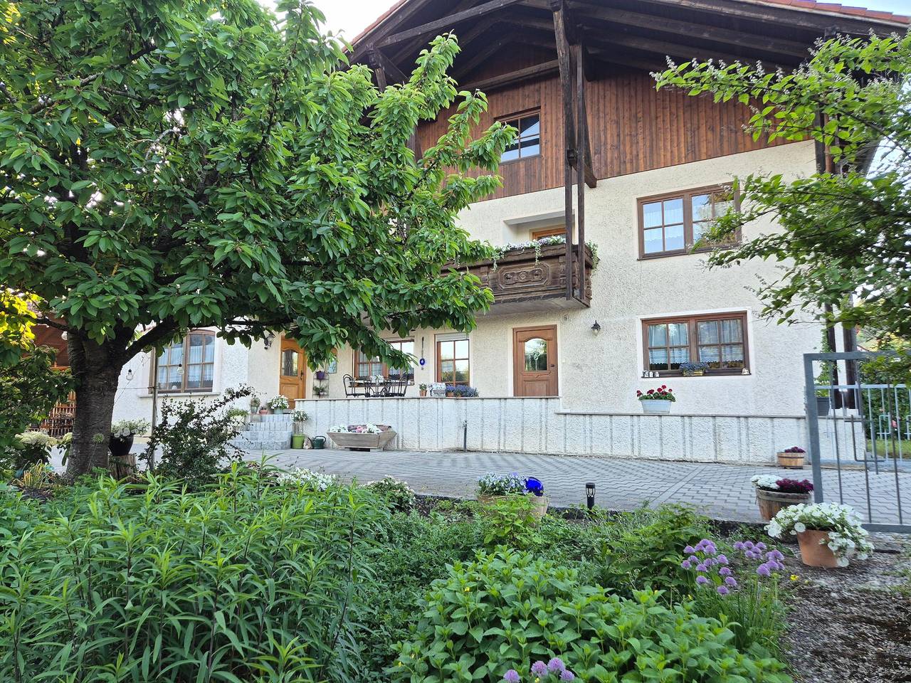 Haus am Gschlößlweg - Ferienwohnung 140qm mit 3 Schlafzimmern in Kelheim, Ostbayern