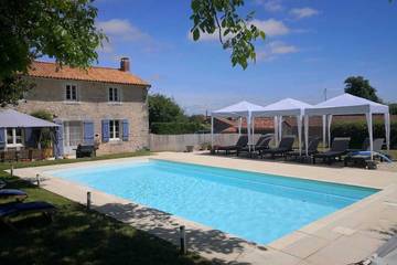 Gîte pour 10 personnes, avec jardin à Nanteuil-en-Vallée