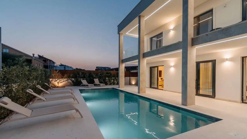 Villa pour 11 personnes, avec jardin et piscine à Turanj