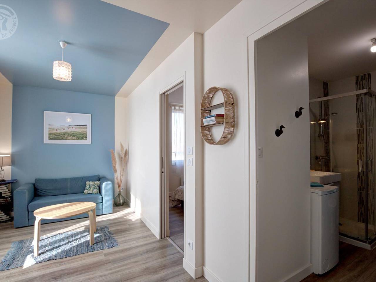 Appartement entier, Charmant appartement au-dessus d'un salon de thé avec patio et décoration contemporaine in Chazelles-sur-Lyon, Montbrison