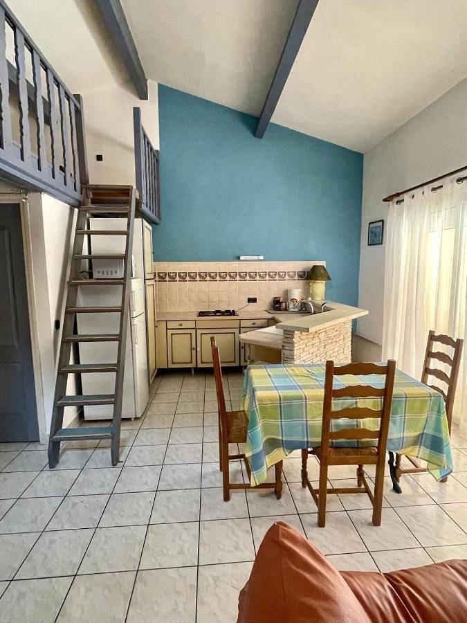 Gîte pour 2 personnes, avec jardin et terrasse ainsi que vue et piscine à Réauville - 3