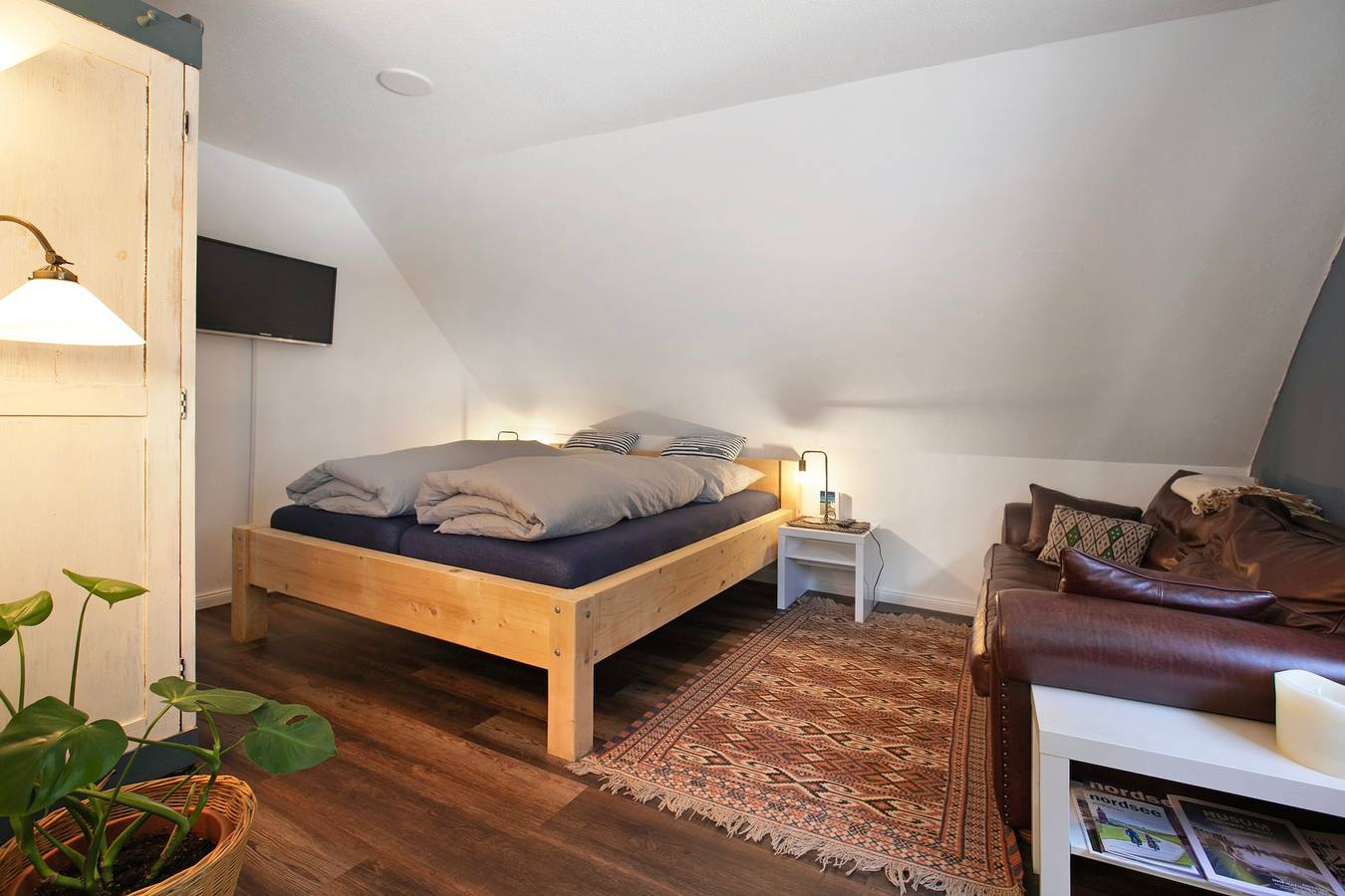 Entire studio, 'Holiday Apartment Lillesoster' with Shared Terrace, Garden and Wi-Fi, Ideal for Dogs in Olderup, Eider-Treene-Sorge