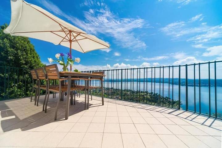 Location de vacances pour 6 personnes, avec vue et balcon ainsi que jardin et vue sur le lac dans Massino Visconti