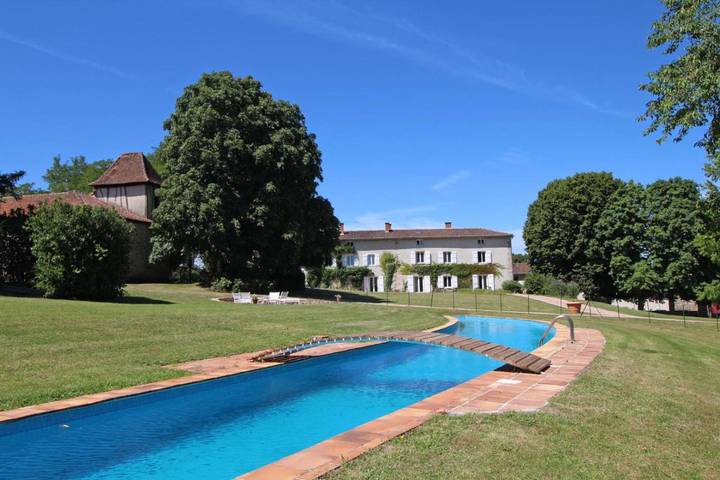 Location de vacances pour 12 personnes, avec Terrasse ainsi que Jardin et Piscine dans Séreilhac