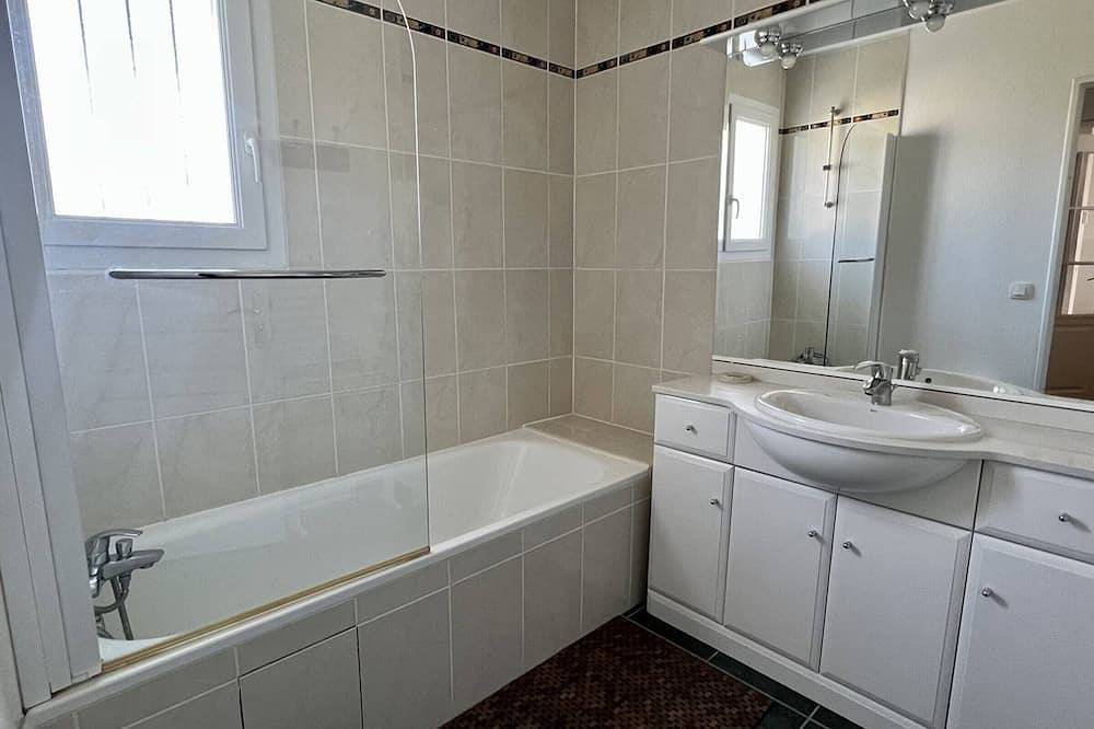 Entire apartment, Cambo-les-Bains: Modern T2 with Seasonal Pool and Parking in Cambo-les-Bains, Bayonne region