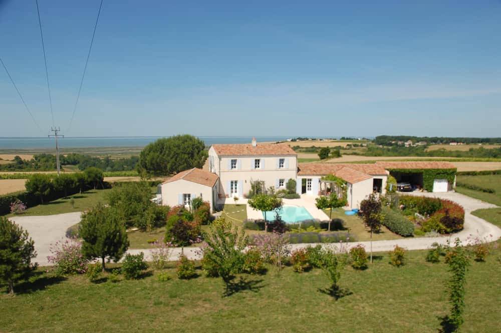 Quiet Country Cottage For 2.   Heated Pool.  Panoramic Sea View.  Near Beaches in Mortagne-sur-Gironde, Saintes region