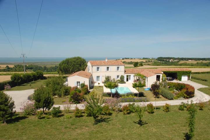 Gîte pour 2 personnes, avec Terrasse ainsi que Jardin et Piscine à Mortagne-sur-Gironde