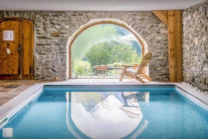 Chalet pour 11 personnes, avec Balcon et Terrasse ainsi que Jardin et Bassin pour enfant