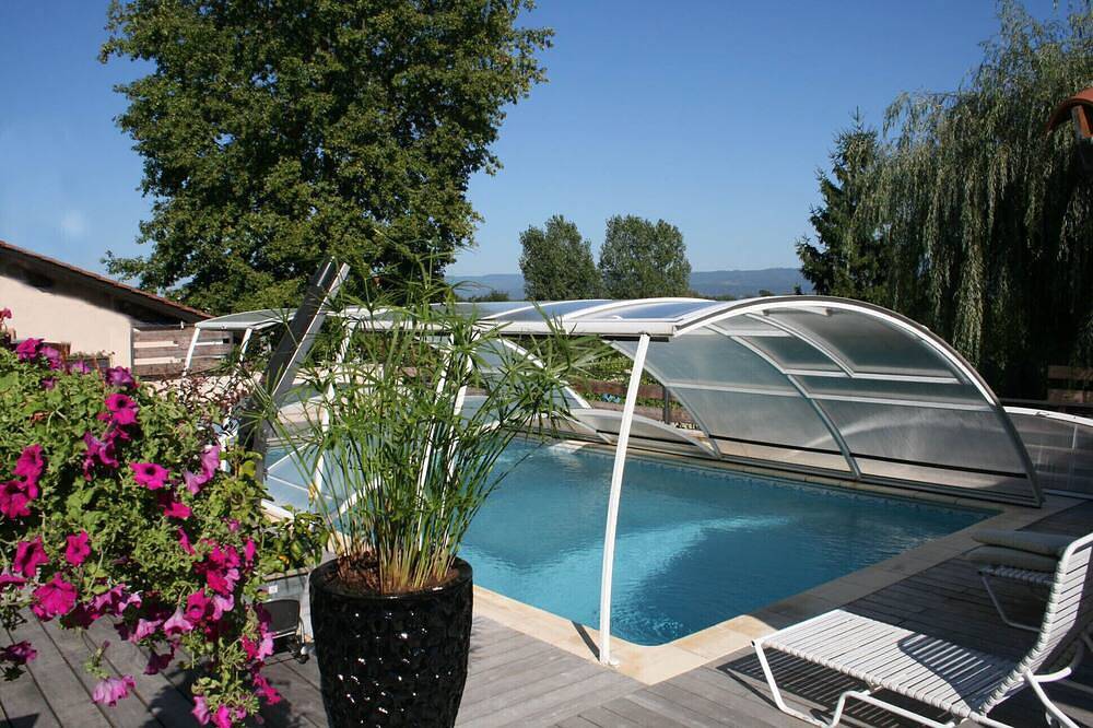 Appartement entier, Gîte  labellisé 3 clés, piscine 5m par 10 m abritée et chauffée in Villette-sur-Ain, Ain