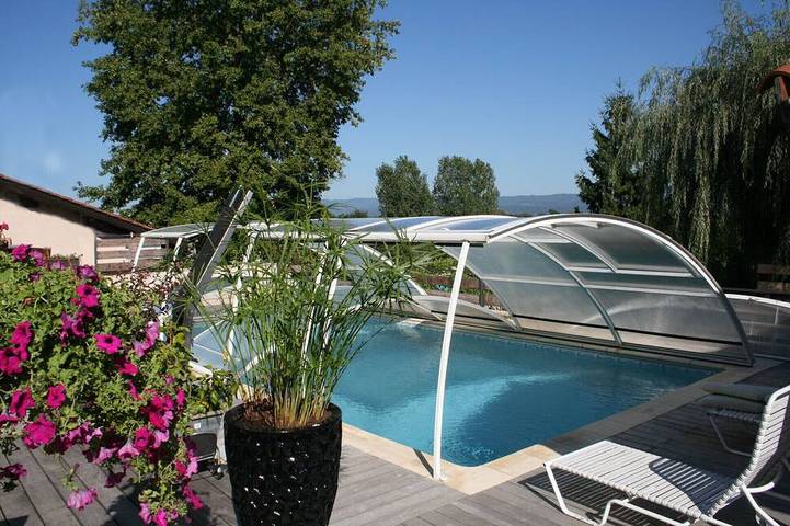 Gîte pour 2 personnes, avec balcon et jacuzzi ainsi que jardin et piscine à Villette-sur-Ain