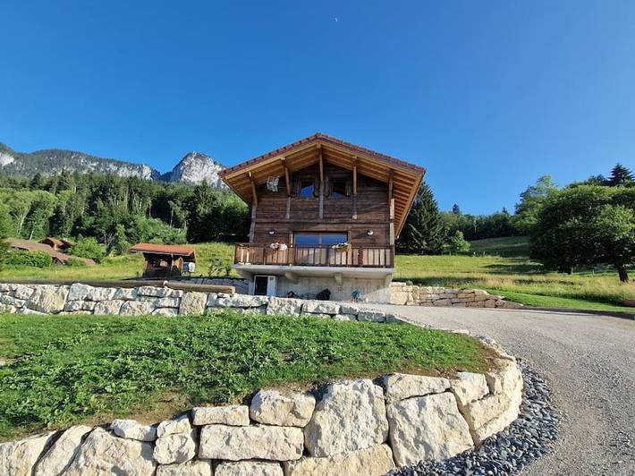 Gîte pour 8 personnes, avec jardin ainsi que vue et terrasse dans Saint-Laurent (Haute-Savoie)