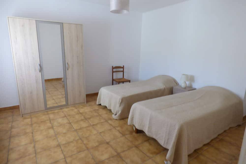 Ground floor of a country house surrounded by vineyards in Les Arcs (Var), Region de Draguignan
