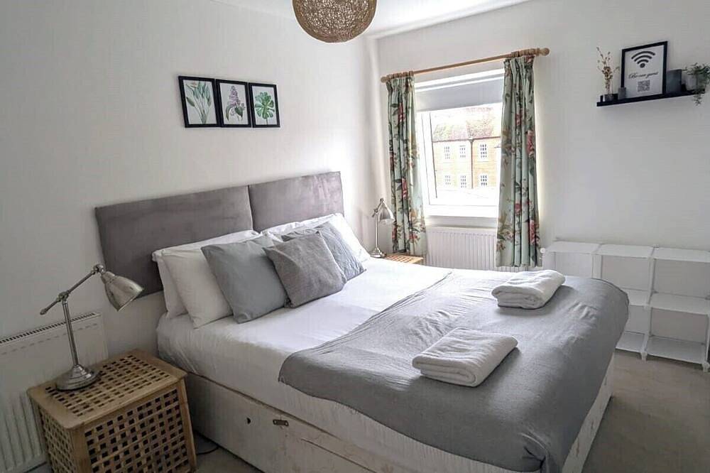 Entire apartment, Peaceful City Centre Top Floor Apartment - Located in the Heart of Chichester, Sleeping 2/3 People. in Chichester, West Sussex
