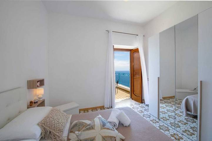 Casa Mariantonietta: luminosi ambienti colorati, affacciati sull'immenso mare in Praiano, Sorrento Coast