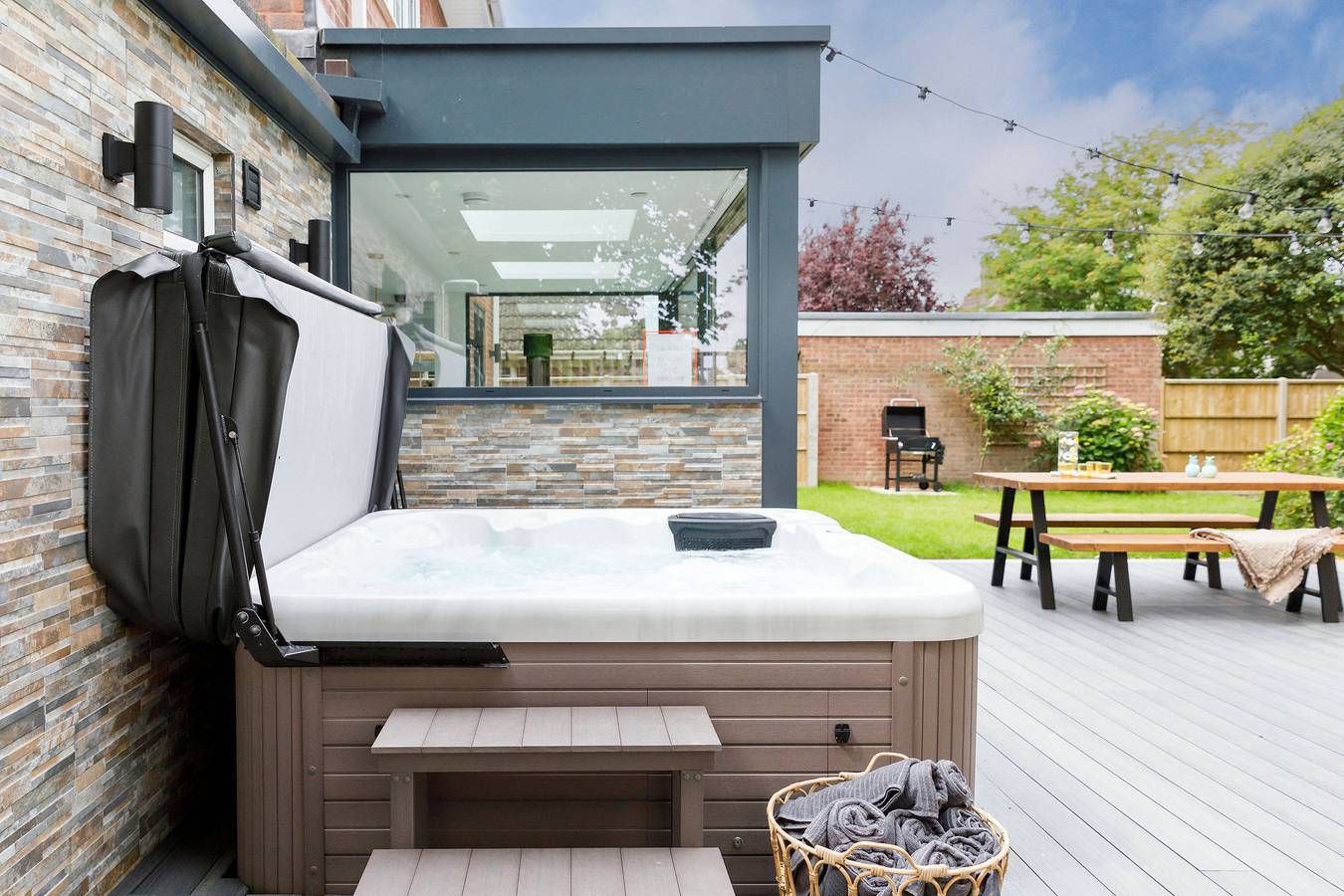 Coastal Retreat for 10 with Hot Tub in West Wittering Beach, West Wittering