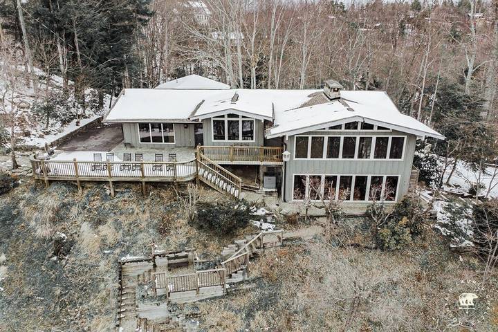 Chalet for 20 people, with balcony and pool as well as hot tub and yard in Gatlinburg