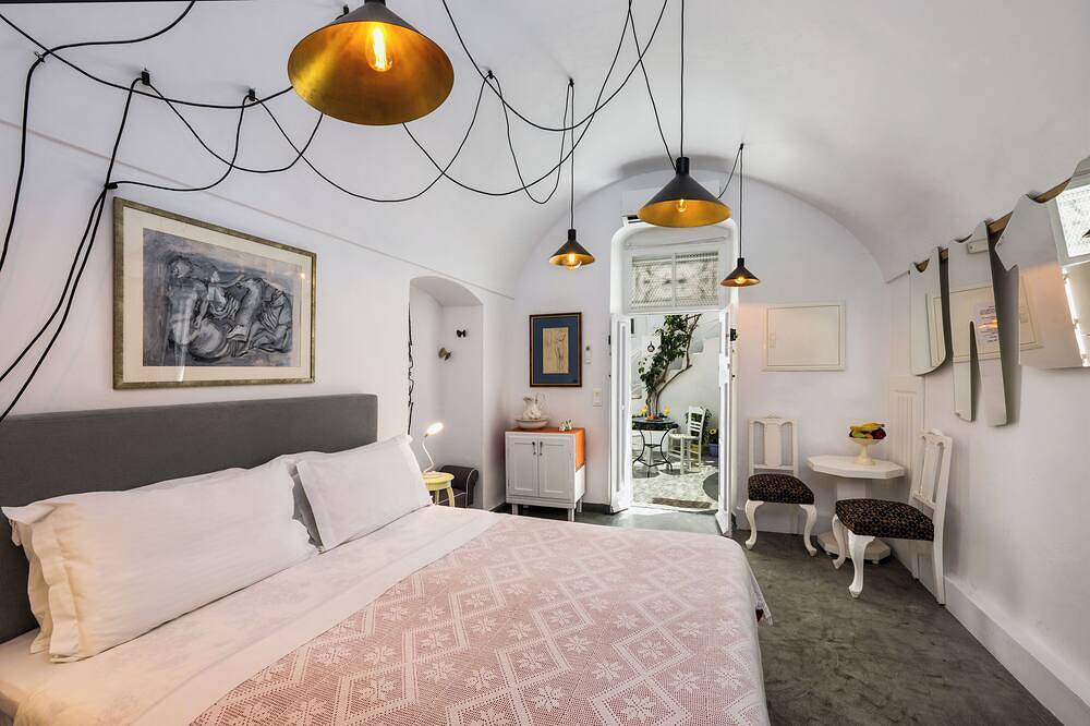 Santoriniparadise: Traditional Cave in the heart of Oia in Ormos Ammoudiou, Oia