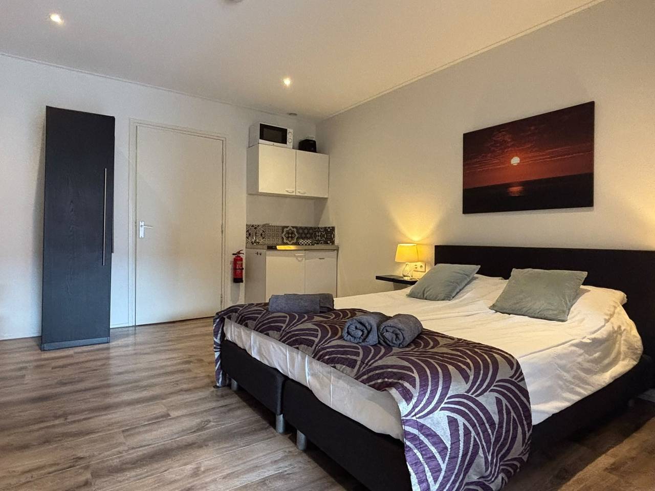 Estudio entero, Cozy 2-person studio with private parking, located in Domburg, Zeeland in Domburgo, Walcheren